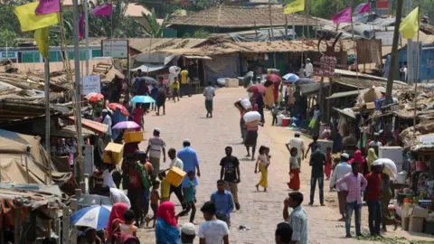 AFP Refugees in market area of Ukhia camp - 24 March