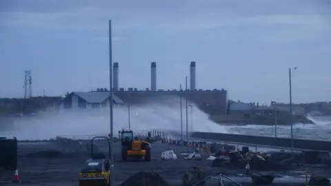 lochiegirl/BBC Weather Watchers Waves crashing against