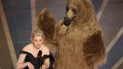 Getty Images Elizabeth Banks and the bear