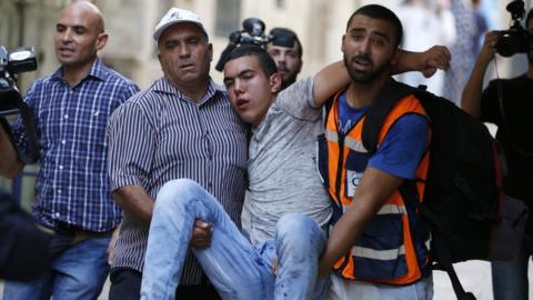 Jerusalem's al-Aqsa mosque sees Israeli-Palestinian clashes - BBC News
