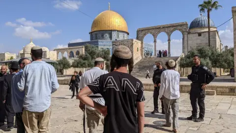 Raffi Berg Jews visitors and Israeli police at Jerusalem holy site (file photo)