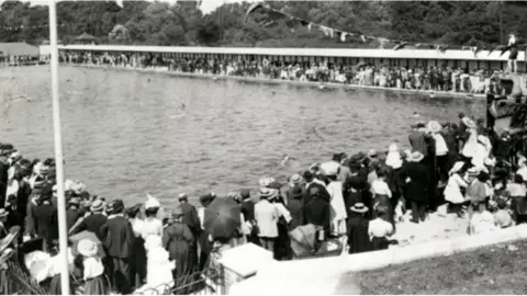 London Metropolitan Archives People at the Lido's opening ceremony on 28 July 1906