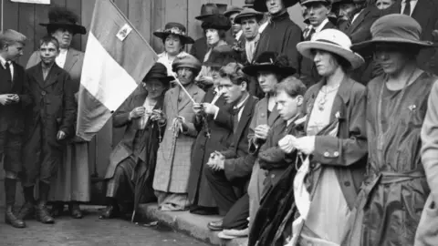 Getty Images A prayer meeting outside Downing Street in London during the Anglo-Irish Treaty negotiations