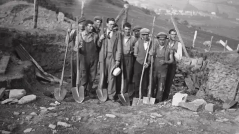 RCAHMW Labourers on the 1930s dig