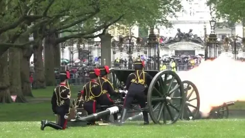 Soldiers firing artillery near Buckingham Palace