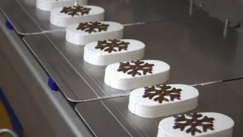 Tetra Pak Numerous ice creams laid on a conveyer belt