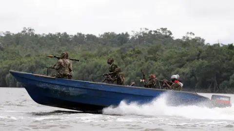 AFP Fighters with the Movement for the Emancipation of the Niger Delta (MEND) head off for an operation against the Nigerian army in Niger Delta on September 17, 2008.