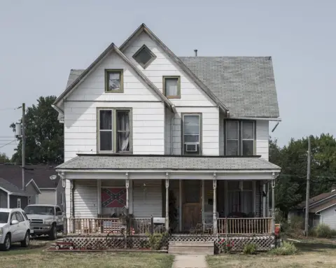 Martin Eberlen A house along the pipeline