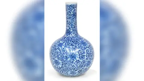 Hansons Chinese 'lotus' bottle vase