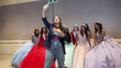 Harness  America Ferrera taking a selfie with a group of 'quinceañeras'