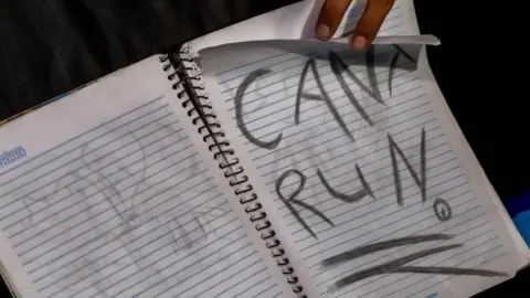 EPA A notebook in which it reads in English "Can't Run", found in the vehicle used by Guilherme Taucci Monteiro and Luiz Henrique de Castro
