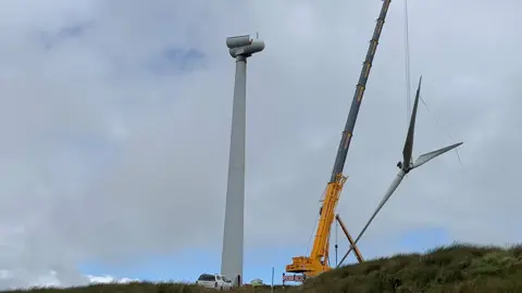Dismantling wind turbines