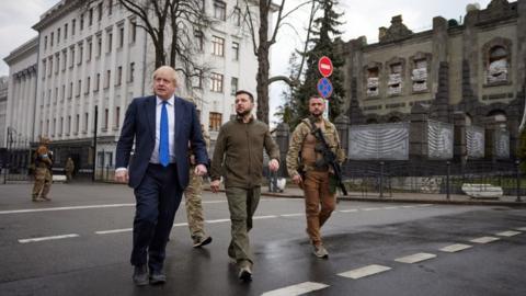 Ukraine: Johnson Pledges Aid To Zelensky In Kyiv Meeting - BBC News