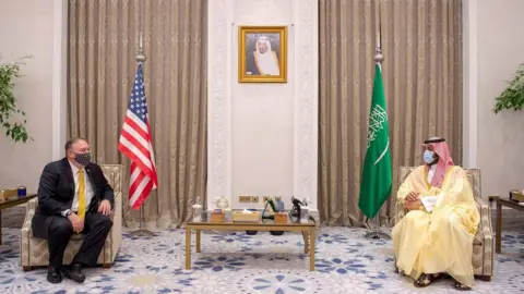 Reuters US Secretary of State Mike Pompeo (L) speaks to Saudi Crown Prince Mohammed bin Salman (R) (22 November 2020)