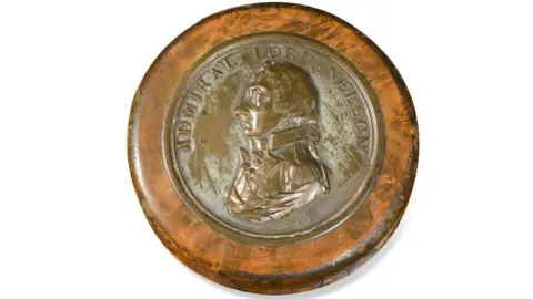 Cheffins A memorial snuff box, inset with a silvered metal portrait medallion of Nelson