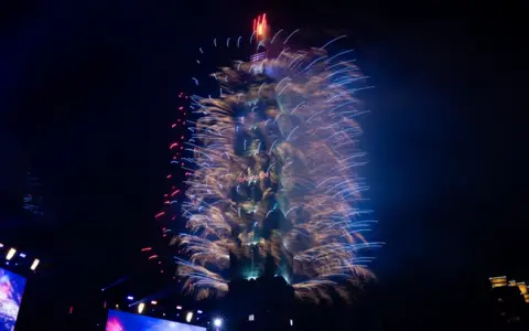 Gene Wang/Getty Images Fogos de artifício iluminam o horizonte de Taiwan e o Taipei 101 durante as celebrações da véspera de Ano Novo em 1º de janeiro de 2025 em Taipei, Taiwan.