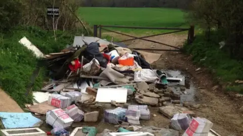 BBC Rubbish dumped in the countryside