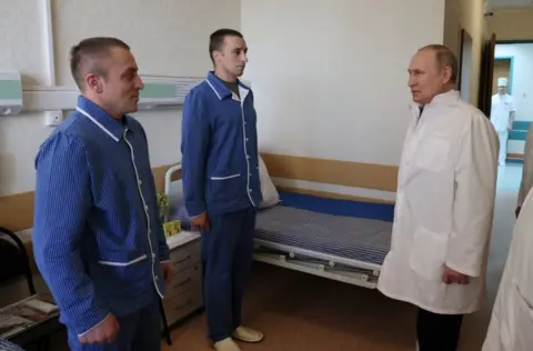 Sputnik/Mikhail Metzel/Pool Russian President Vladimir Putin visits soldiers wounded during the conflict in Ukraine at the Mandryk Military Clinical Hospital in Moscow, Russia May 25, 2022