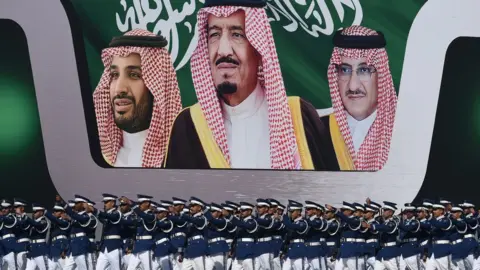 Getty Images Saudi Arabia's King Salman bin Abdulaziz (C)