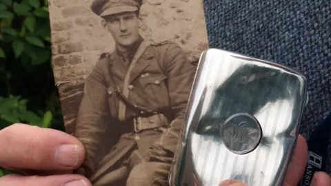 Hansons Auctioneers Photo of 2nd Lt William Alexander Lytle and case