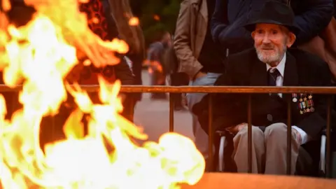 Getty Images Merchant seaman Guy Griffiths, 96, pays his respects at the eternal flame during the dawn service at Melbourne's Shrine of Remembrance on Anzac Day (25 April 2018)