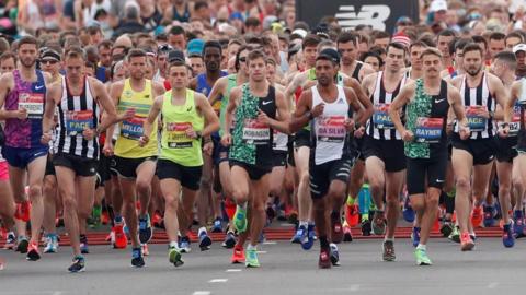 London Marathon: Big Ben runner gets stuck at finish line - BBC News