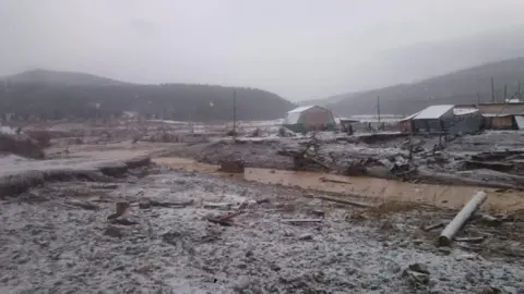 Russian Ministry of Emergency Situations Still showing flooding to cabins area