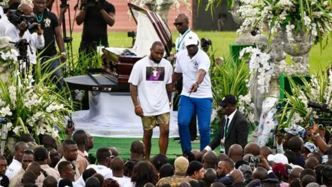 DJ Arafat: Fotos of Davido, thousands wey pay tribute for di 