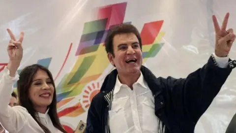 Reuters Salvador Nasralla, (right), leader of the Opposition Alliance Against the Dictatorship, gestures to supporters after the presidential election in Tegucigalpa (26 November 2017)