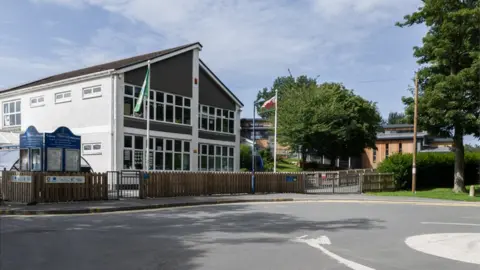 Ian Capper/Geograph Plascrug School