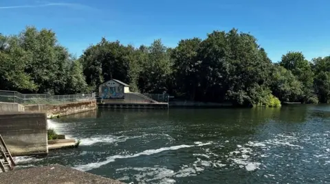 Far away look at the hydro power station overseeing the Caversham Weir 