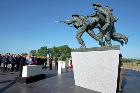 PA Mrs May and Mr Macron lay a wreath together