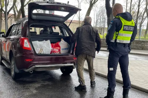 A vehicle is checked arriving from Russia into Estonia at Narva