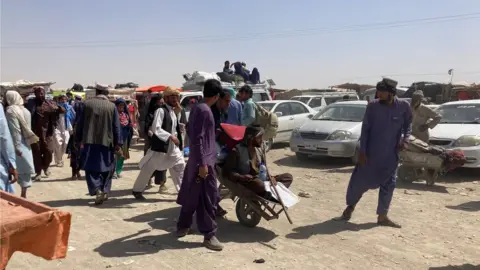 Crowds at Chaman Spin Boldak border