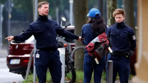 Reuters Police close a street in Frankfurt (03 September 2017)