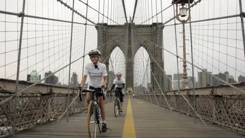 Getty Images Jane Tomlinson (L) of Leeds, Great Britain, 42, rides on Brooklyn Bridge September 1, 2006 in New York.