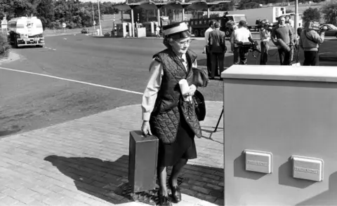 Photo by NCJ Archive/Mirrorpix/Getty Images) A toll-booth collector leaving the booth before the start of an indefinite strike by toll collectors 2 August 1989