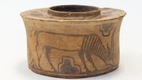Hansons Auctioneers An Indus Valley Harappan Civilisation pottery jar dating back to 1900 BC