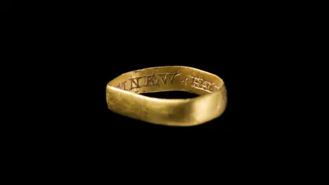 National Museum Wales A post-Medieval gold ring found in Llanfair Dyffryn Clwyd, Denbighshire