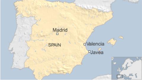 Spain forest fires force evacuation of residents and tourists - BBC News
