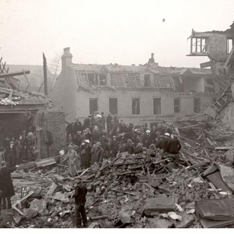 Liverpool marks World War Two's 'worst civilian' bombing - BBC News