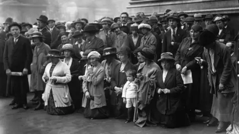 Getty Images/Hulton Archive/Topical Press Agency London's Irish community prayed for peace outside Downing Street during the 1921 talks