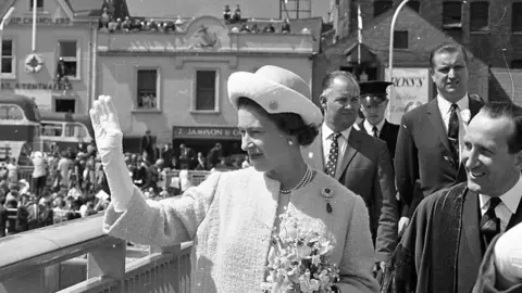 Independent News and Media Queen at bridge