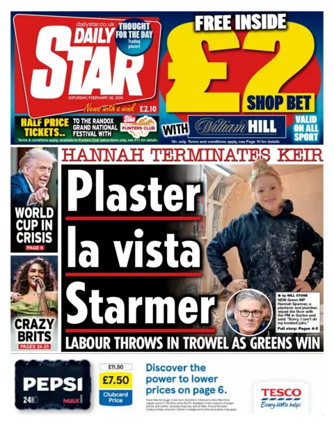The headline on the front page of the Daily Star reads: "Plaster la vista Starmer".