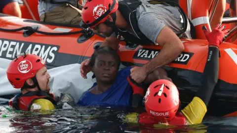 AFP Rescue of migrants, 17 Jul 18