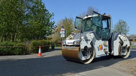 Road resurfacing machine