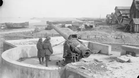 Imperial War Museum Captured German 150-mm gun of the Lubeck battery at the entrance to the pier at Zeebrugge