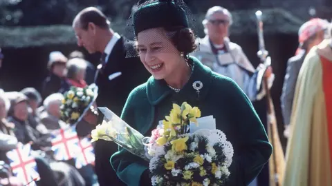 Getty Images The Queen Holding A Nosegay ( Posy Of Flowers ) At The Maundy Service, Worcester in 1980