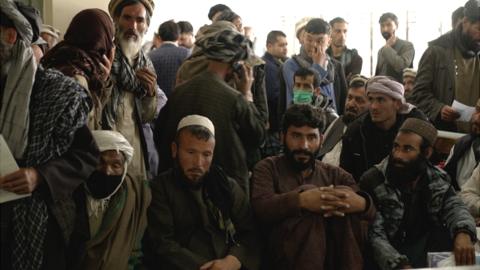 Struggling to survive in cash-starved Afghanistan - BBC News