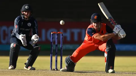 Scotland wicketkeeper Matthew Cross and Netherlands batter Bas de Leede in 2023